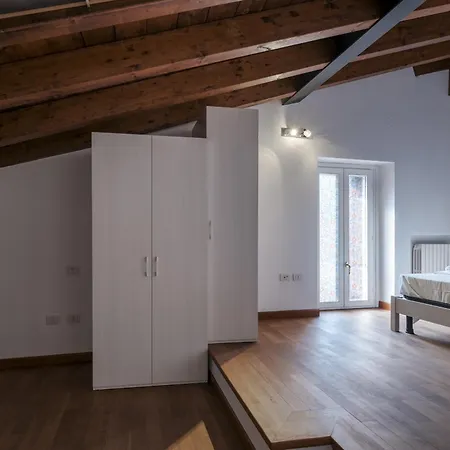 Duplex Open Space With Private Courtyard In Center Prázdninový dům Desenzano del Garda